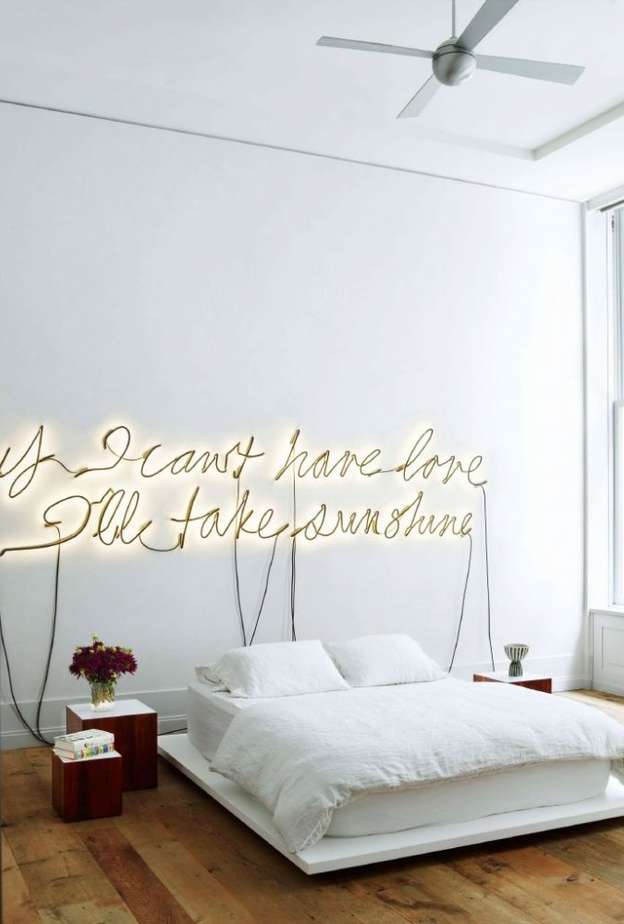 سلاسل إنارة ترسمين فيها كتابات تزين جدار غرفة نومك