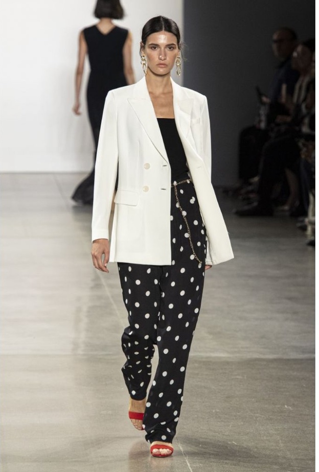 صور افكار تنسيق البليزر الطويل مع بناطيل البولكا دوت من Elie Tahari