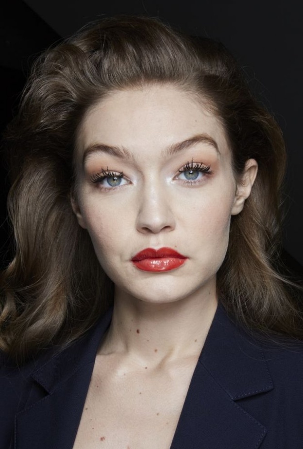  طريقة وضع احمر شفاه بارز ولماع من Lanvin