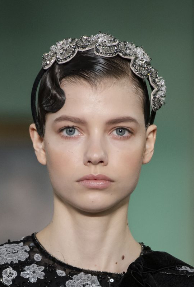 احدث اكسسوارات شعر كريستال مع البكل لاطلالة راقية في عيد الفطر 2020 من - Erdem