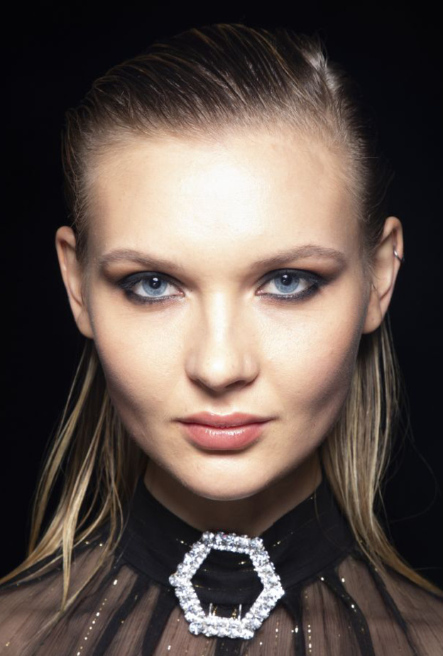 احدث رسمات ايلاينر عريضة لاطلالة ساحرة في عيد الفطر من Philipp Plein