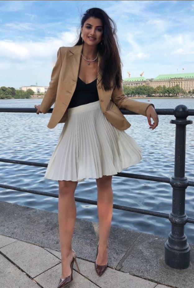  تنسيق أنيق في التنورة البليسيه اعتمدته علا فرحات