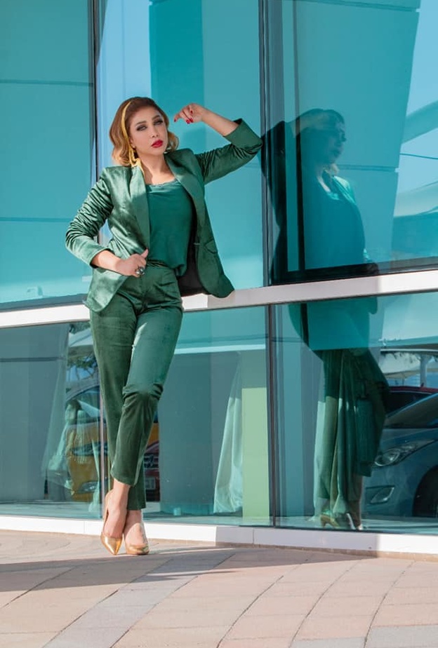 أروى في بدلة رسمية باللون الزيتي