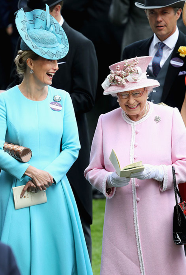 كيف أصبحت الكونتيسة صوفي الأقرب للملكة إليزابيث من زوجات أبنائها الآخرين؟