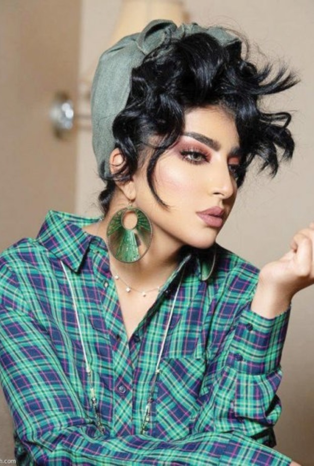 بثينة الرئيسي ترد على سخرية مي العيدان من صورها قبل الشهرة:"سأظل صامدة كالجبل"