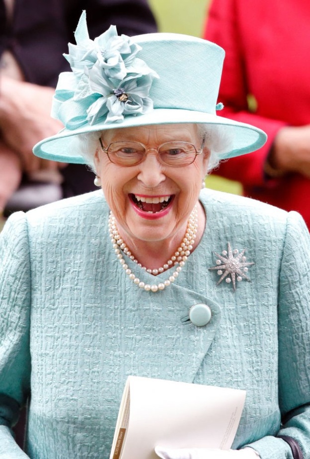 ما هي أغرب الأشياء التي تمتلكها الملكة إليزابيث الثانية؟