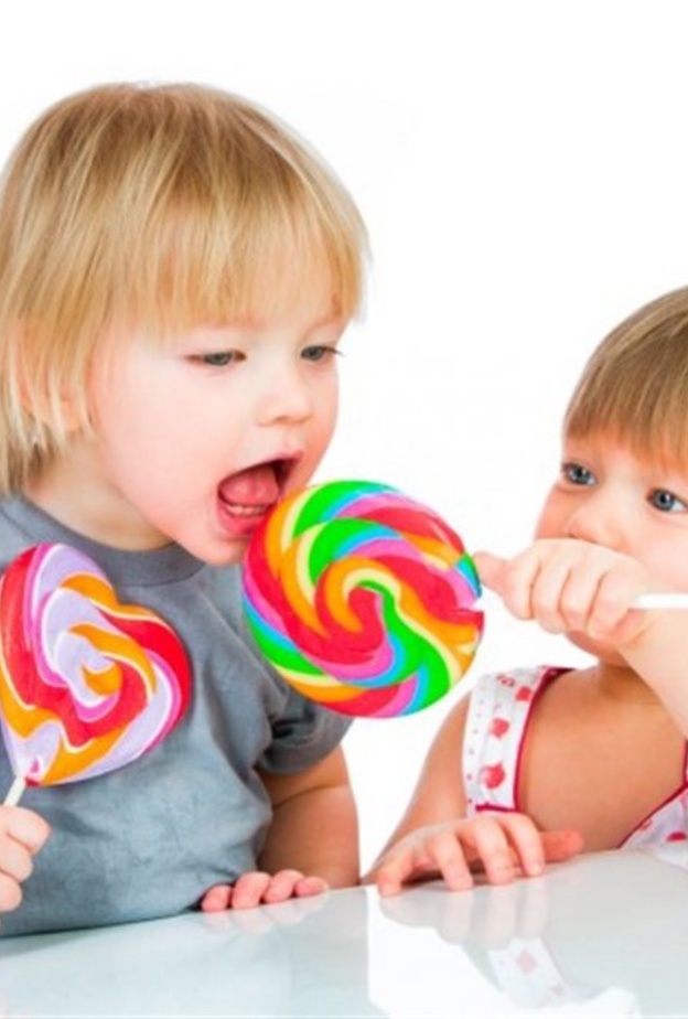 مخاطر إفراط تناول الأطفال للحلويات 