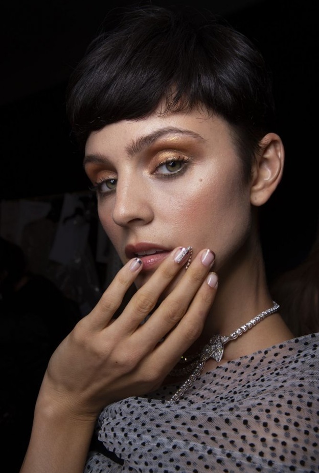 الوان اظافر صيف 2020 مع التفاصيل البراقة من Bibhu Mohapatra