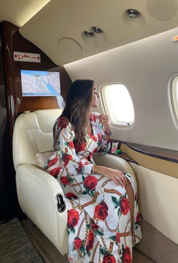  فستان بطبعة الورود الكبيرة