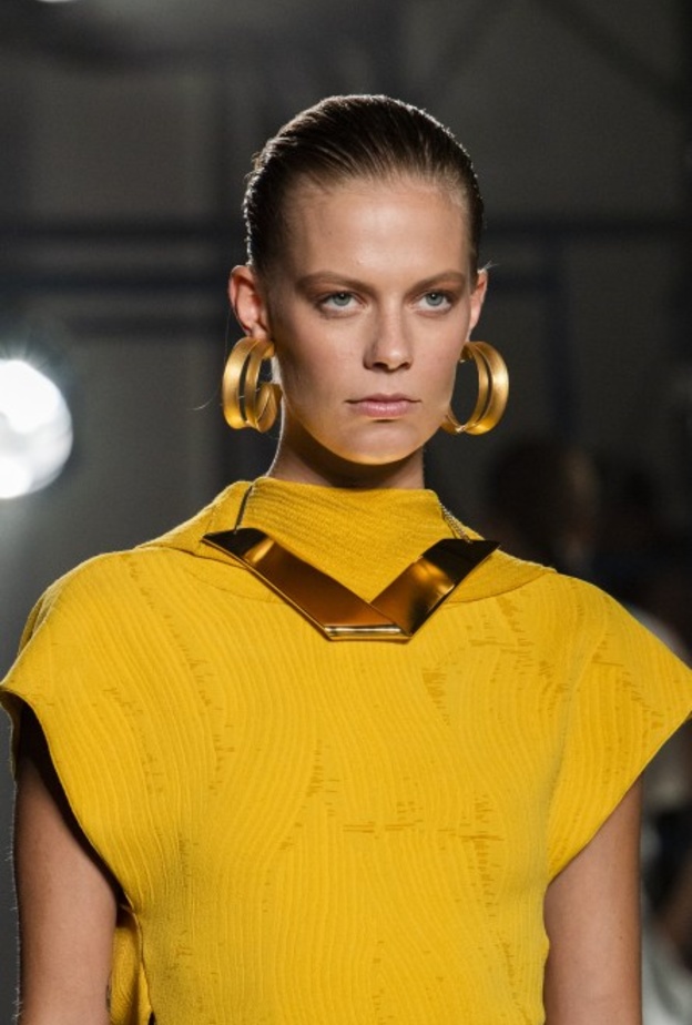  أقراط دائرية كبيرة من تصميم Proenza Schouler