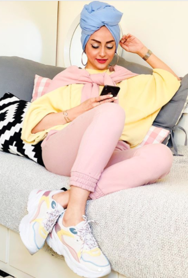  اعتمدت اسراء عثمان بيجاما منزلية باللون الزهري