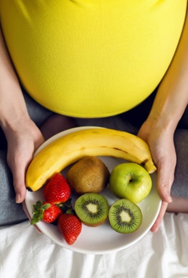 من فوائد الموز للحامل مدها بالطاقة اللاومة لها خلال الحمل