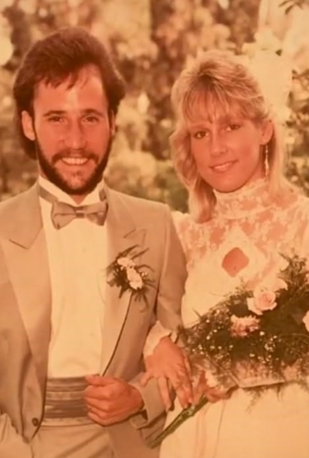 الصورة القديمة للسيدو بات بفستان الزفاف