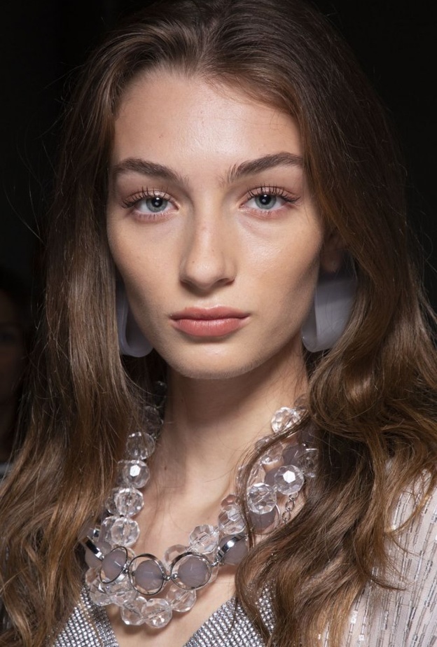 مكياج طبيعي يومي لصيف 2020 من Emporio Armani