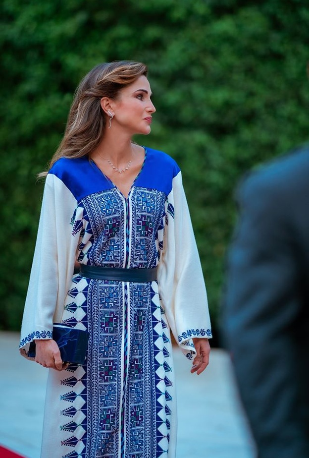  زيّنت الطبعات الشرقية الجهة الأمامية للقفطان وحدد الحزام خصر الملكة رانيا