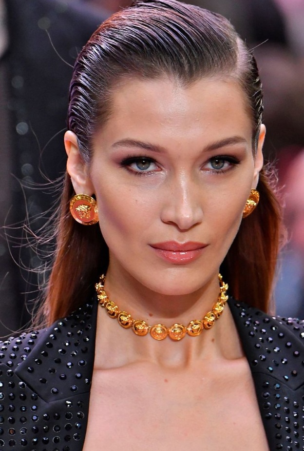 طريقة عمل تسريحة الشعر المبلل لصيف 2020 بأسلوب Bella Hadid