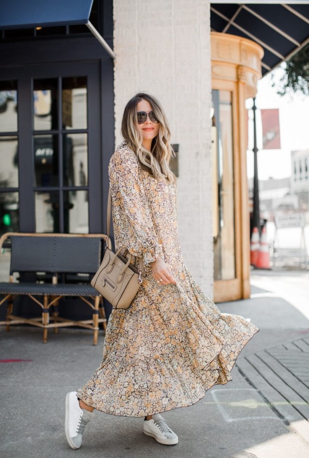 اعتمدي تنسيق صباحي مريح في الفستان الماكسي مع الحذاء الرياضي