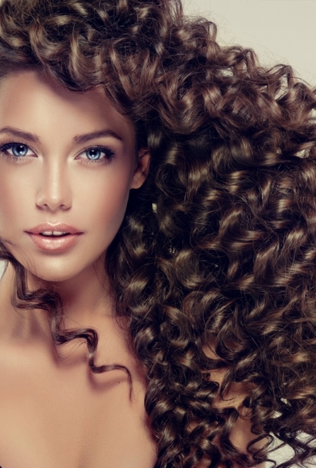 روتين العناية بالشعر الكيرلي في الصيف