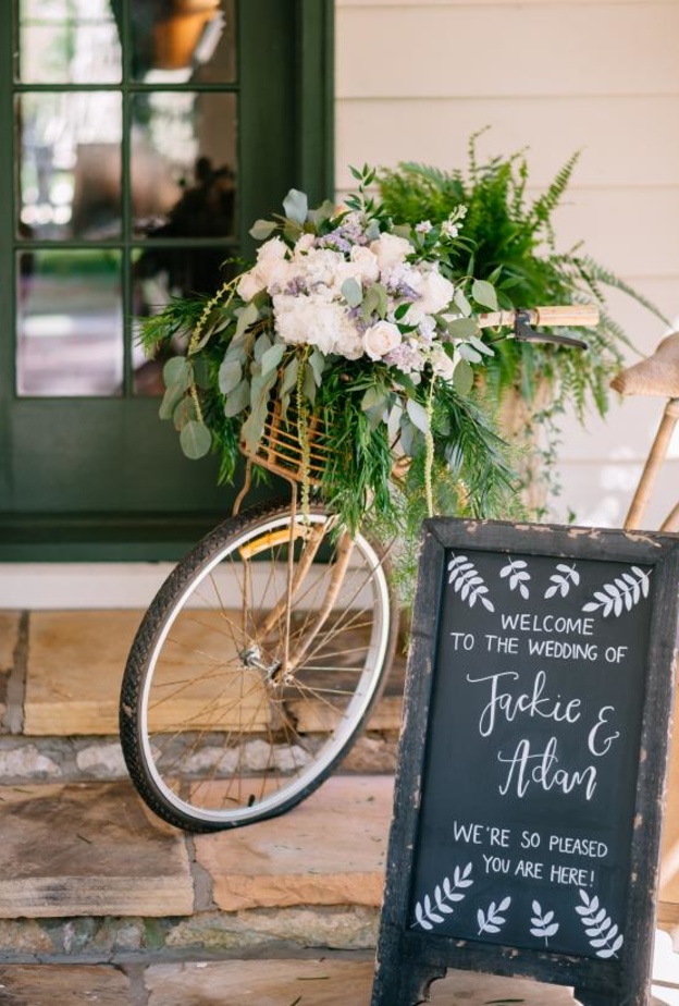  دراجة هوائية تزينها سلة من الزهور لتزين مدخل الموقع الذي سيقام فيه حفل الزفاف