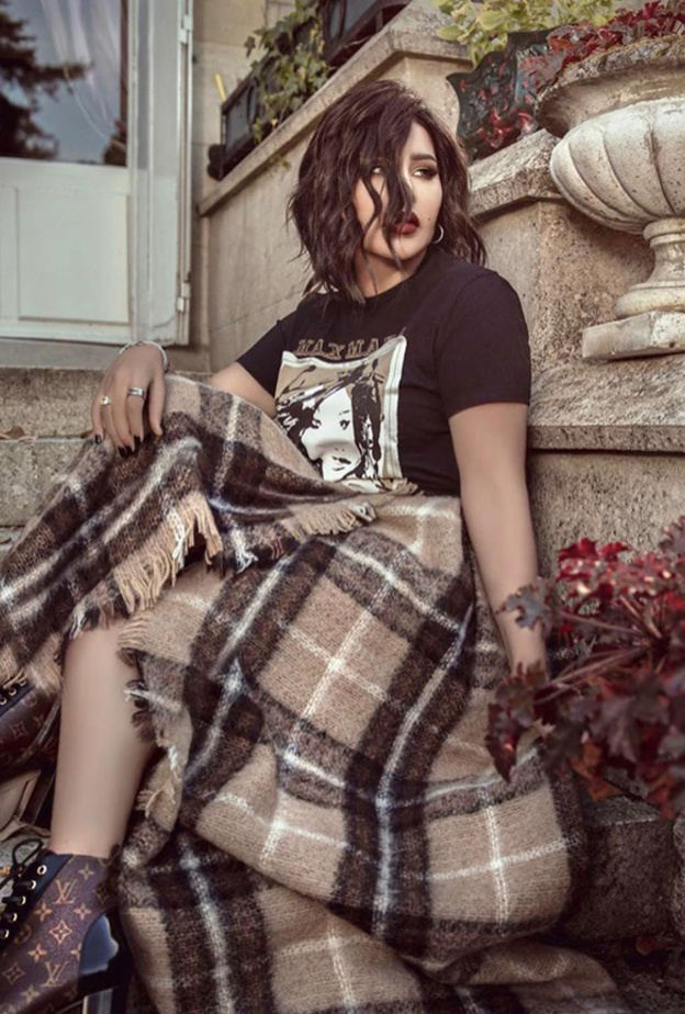 أحلام بتصاميم كاجوال وملفتة للنظر مع موضة التنورة الطويلة بنقشات والشراريب الناعمة