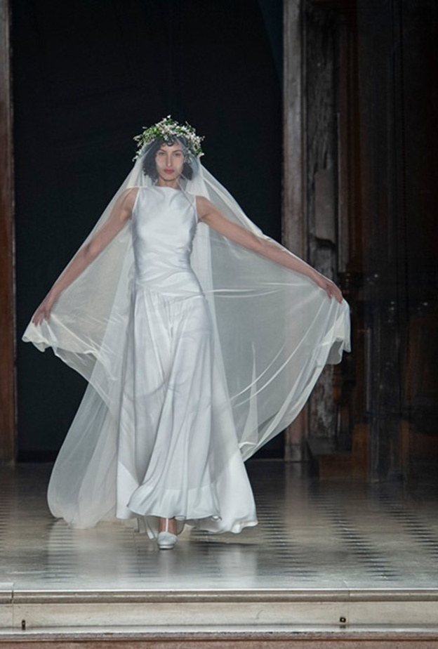 فستان من الساتان من مجموعة julien fournie