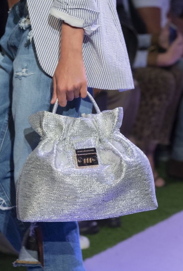 موديلات حقائب نسائية لامعة فضية موضة 2020 من Brandon Maxwell