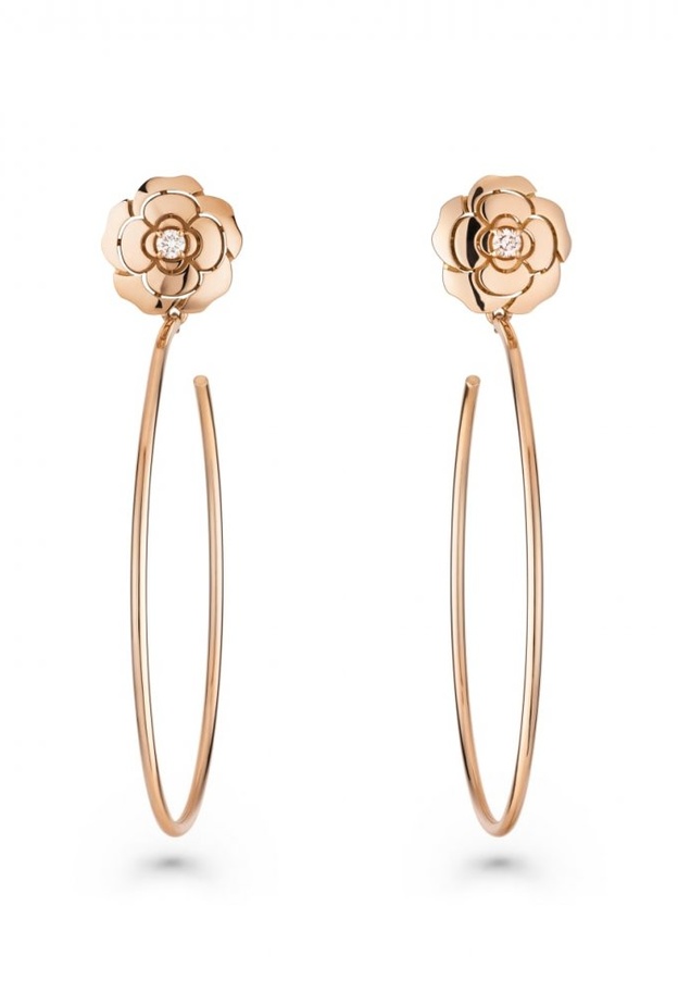 اقراط Hoop مزينة بتصميم وردة من Chanel