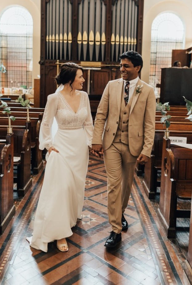  العروسان اثناء اجراء المراسيم لم يحضر معهما سوى القسيسة و الشهود