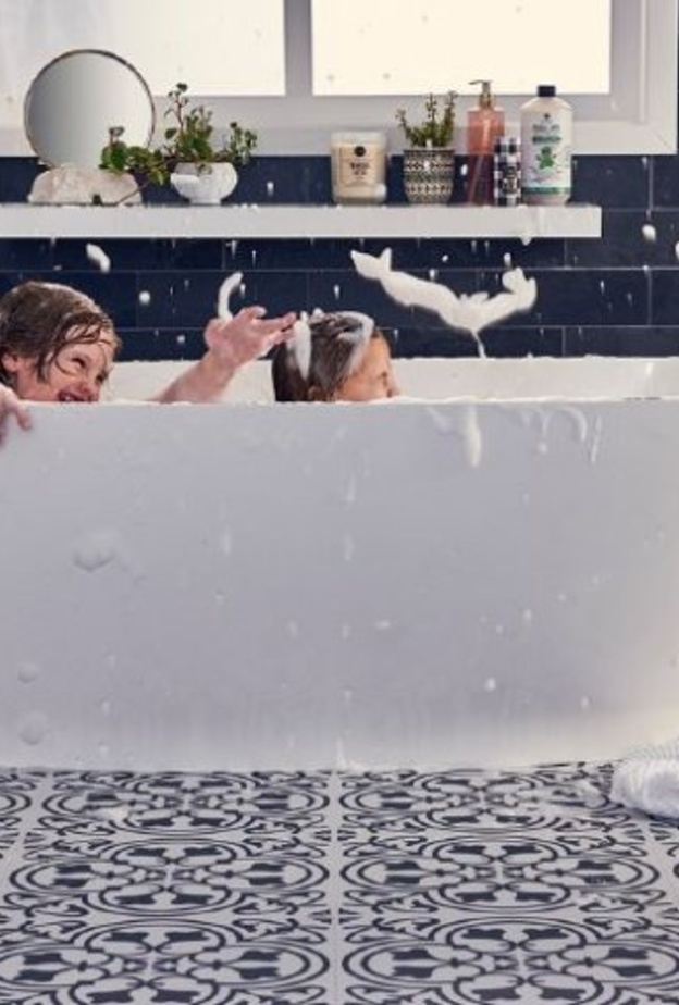 تصميم أرضية حمام مودرن بطابع ريفي