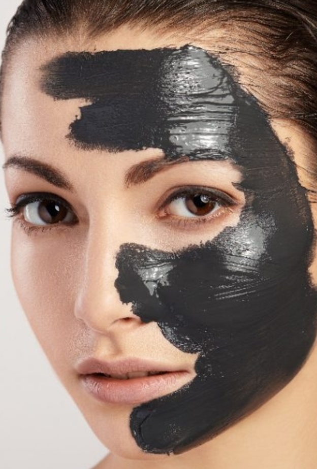 طريقة عمل قناع الفحم للتخلص من الأوساخ والشوائب في الوجه
