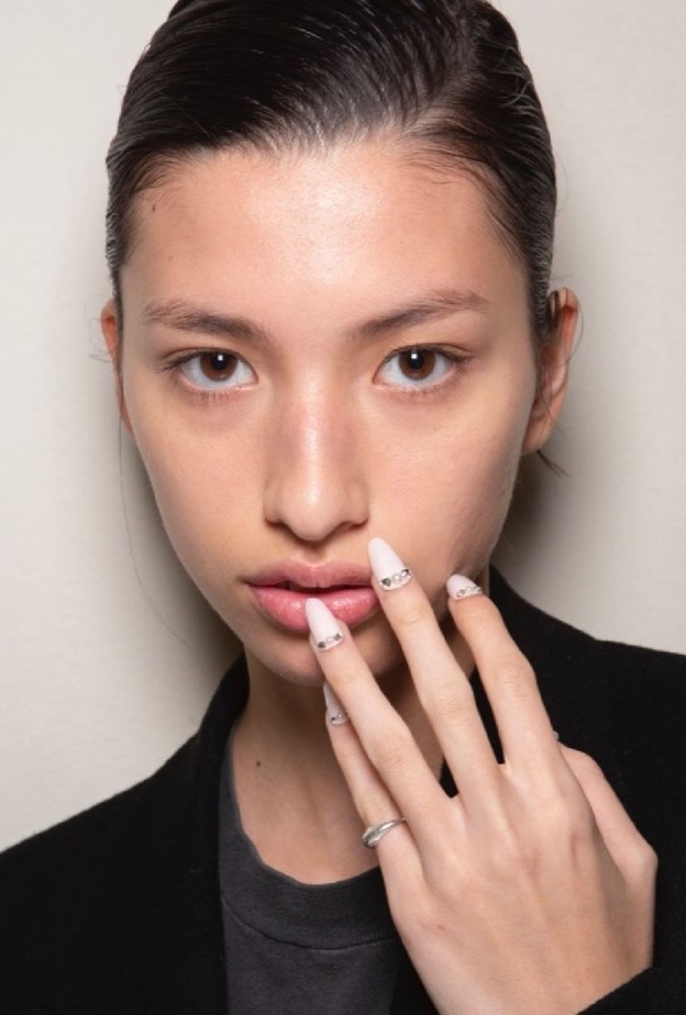 اجمل الوان مناكير بيضاء لاطلالات صيف 2020 من Giambattista Valli