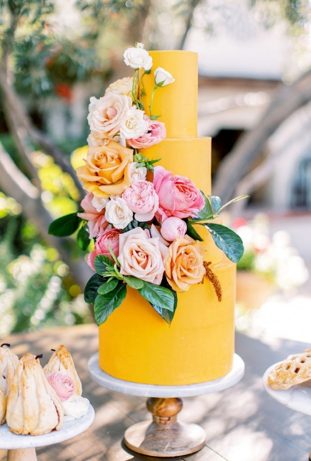 اللون الاصفر كثيم لحفلات الزفاف الصيفية