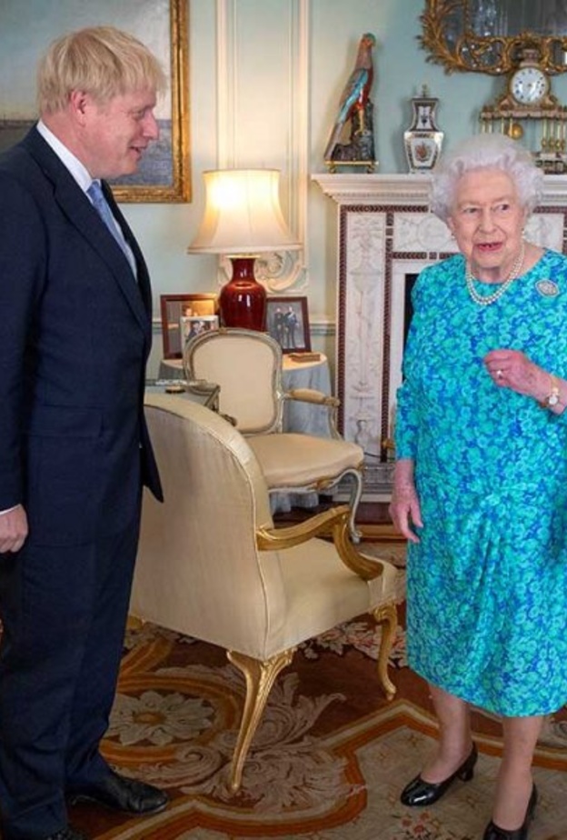  ملكة بريطانيا تسمح لرئيس الوزراء بالدخول إلى قصر باكنغهام لهذا السبب