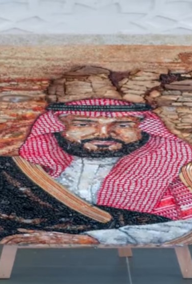 تشكيلية سارة الزايدي تكشف عن لوحة لولي العهد بالألماس والأحجار الكريمة