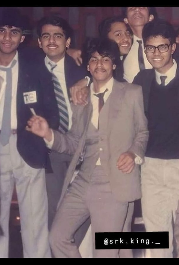 شاهد صورة نادرة لشاروخان بشارب