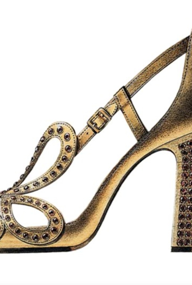 الحذاء المرصع بحجر الياقوت الأحمر هو اختيار الملكة إليزابيث يوم تتويجها