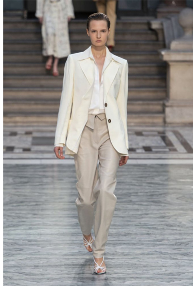 طرق تنسيق موضة البلايزر البيضاء في ربيع 2020 من Victoria Beckham