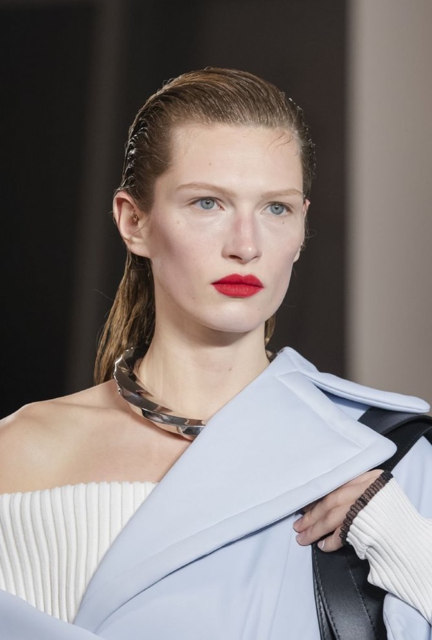 الوان احمر شفاه حمراء وفاتحة من دار Proenza Schouler