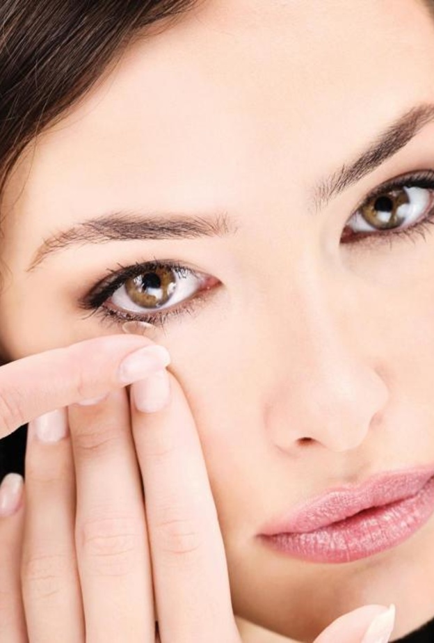 كيفية اختيار العدسات اللاصقة المناسبة مع لون البشرة