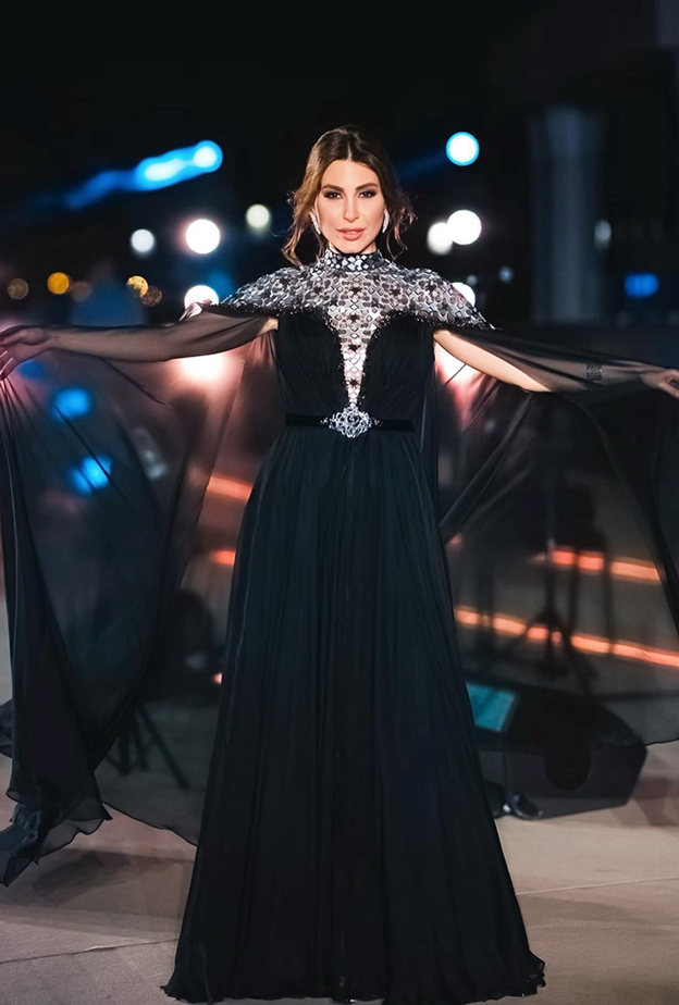 النجمة يارا بفستان سهرة فاخر باللون الأسود مع أكمام التول الطويلة