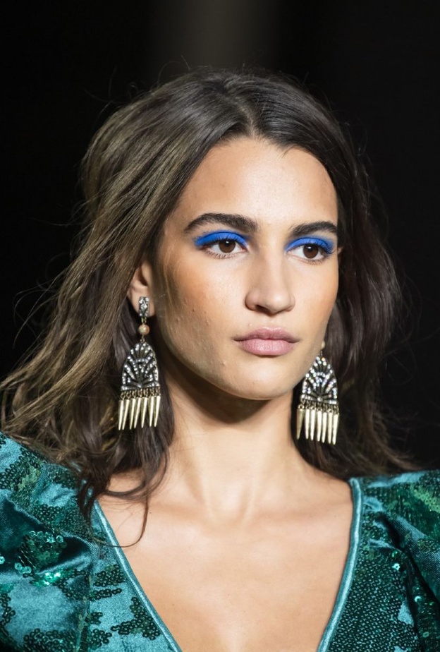 مكياج عيون سموكي بتدرجات الازرق النيلي من Tadashi Shoji