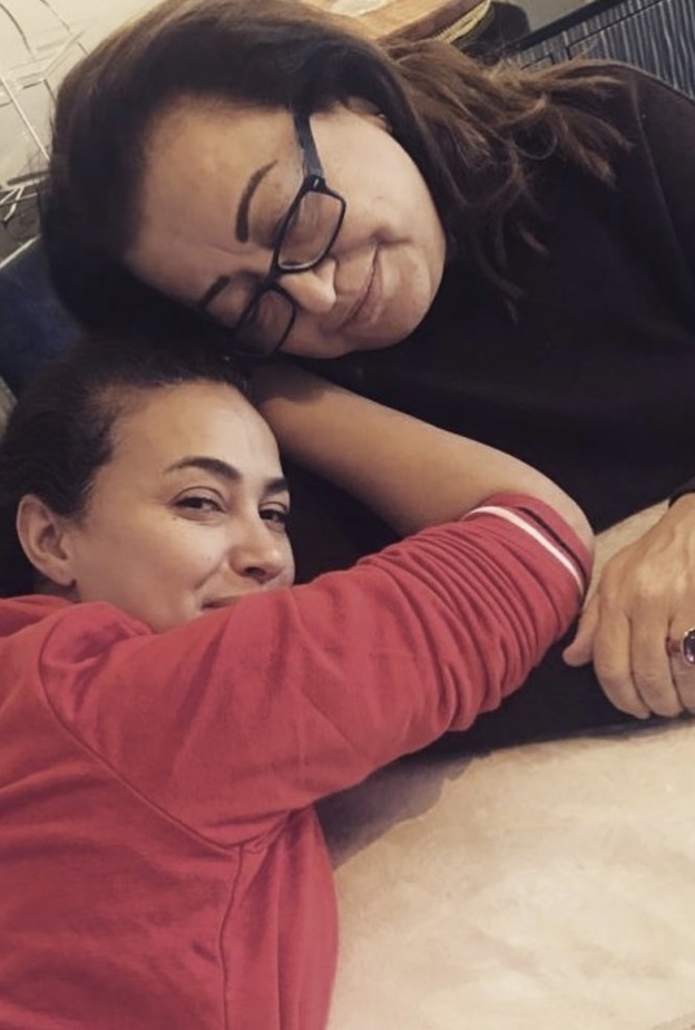 هند صبري بصورة عفوية مع والدتها بمناسبة عيد ميلادها