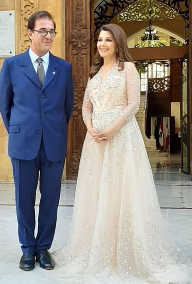  بدت الرومي كالملكة بقصة الفستان الذي أتى بقصة صدر V محتشم، مع أكمام طويلة شفافة