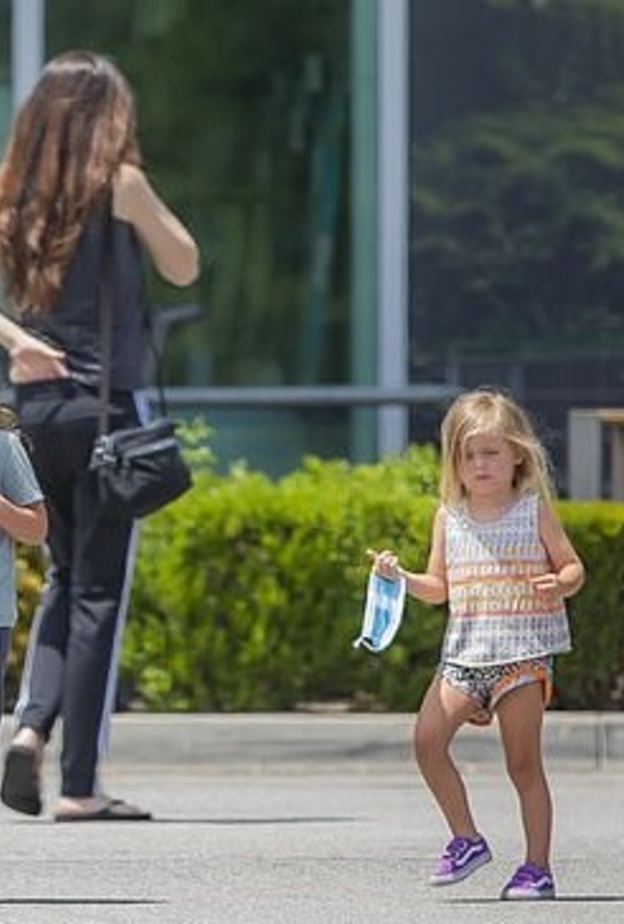 ميغان فوكس تخرق الحجر المنزلي