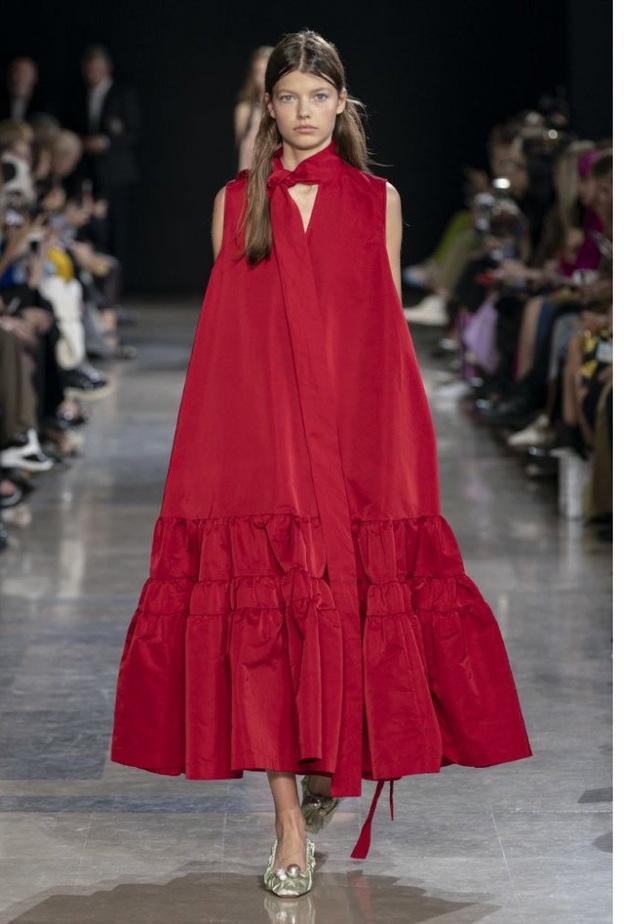 موديلات فساتين واسعة باللون الاحمر تخفي البطن من Rochas