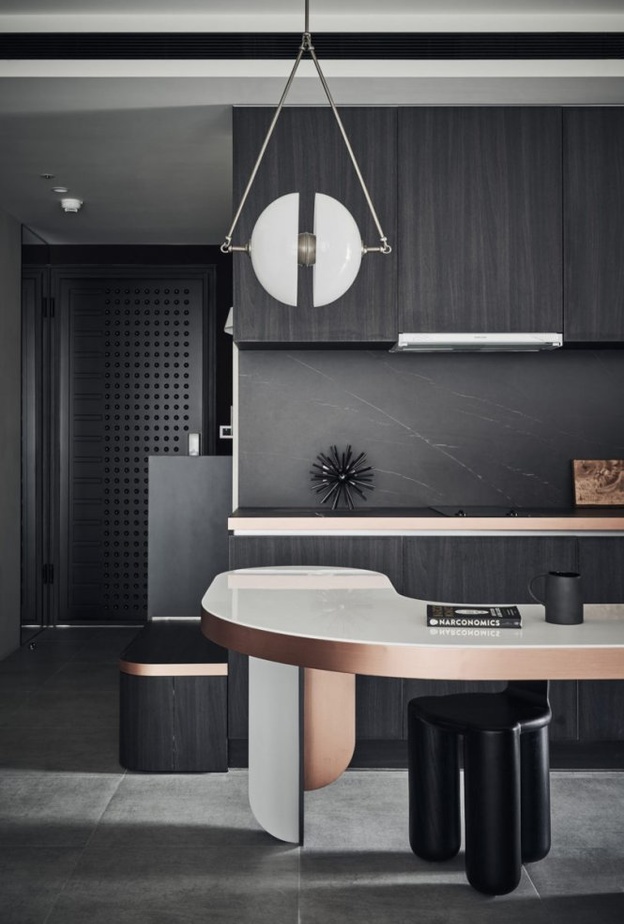  لمسات من النحاسي البراق مع ديكور المطبخ بلونه الأسود الجذاب