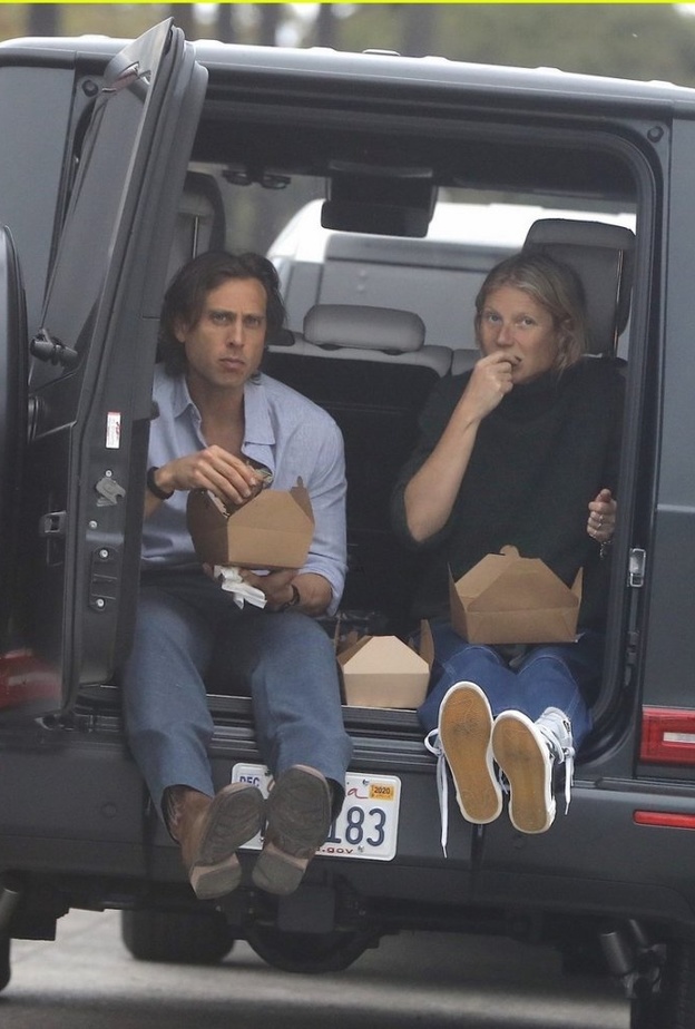 جوينيث بالترو وبراد فالتشوك