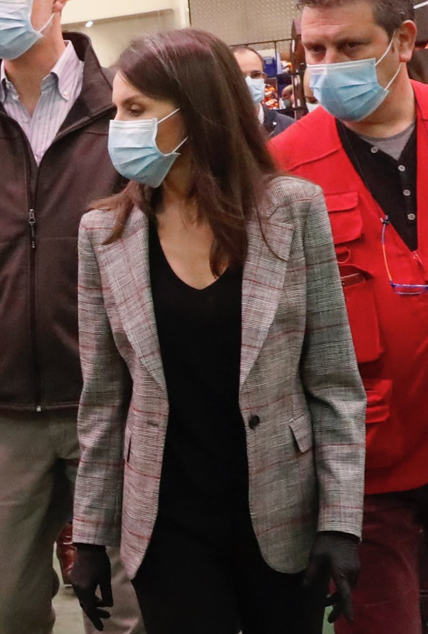 نسقت الملكة اطلالة باللون الأسود مع بلايزر من تصميم Carolina Herrera