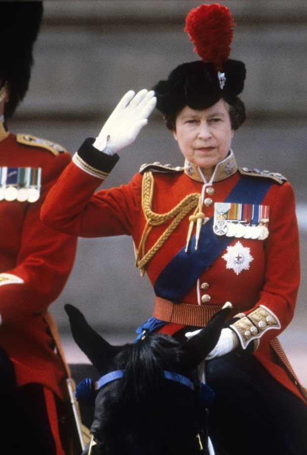 أميرات اخترن الزي العسكري.. من إليزابيث البريطانية إلى السويدية