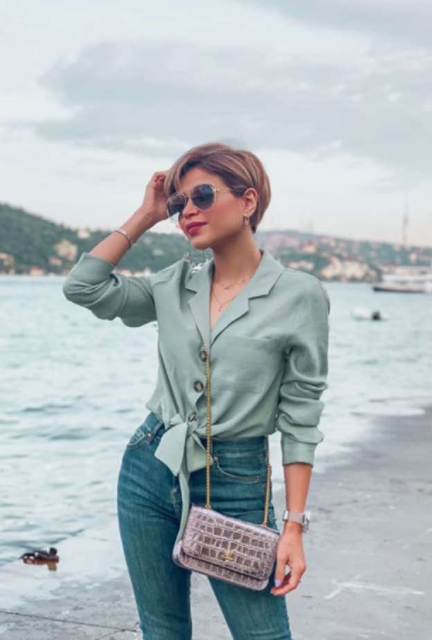 لوك صيفي ناعم في الجينز نسقته نهى نبيل